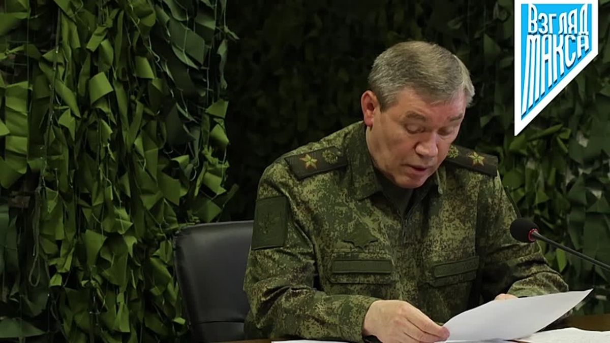 Президент России Владимир Путин посетил вспомогательный пункт управления Объединённой группировки войск, где провёл совещание с командным составом