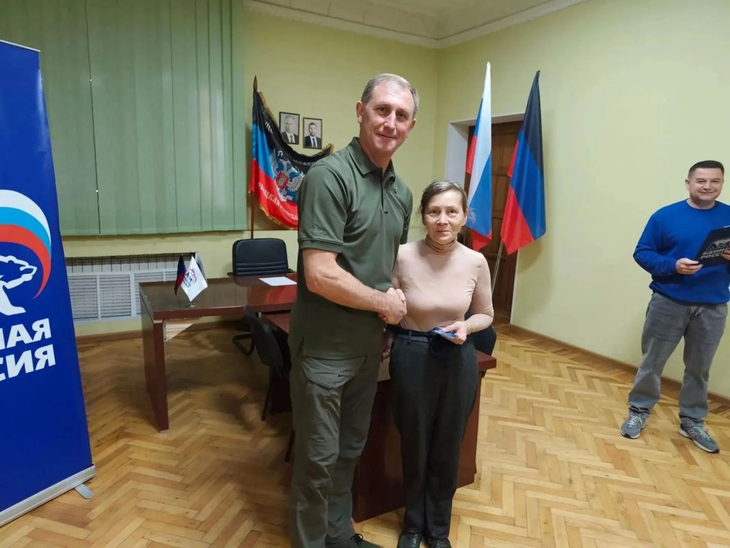 Александр Шатов: В Шахтерске новые члены «Единой России» получили партийные билеты Александр Шатов: В Шахтерске новые члены «Единой России» получили партийные билеты