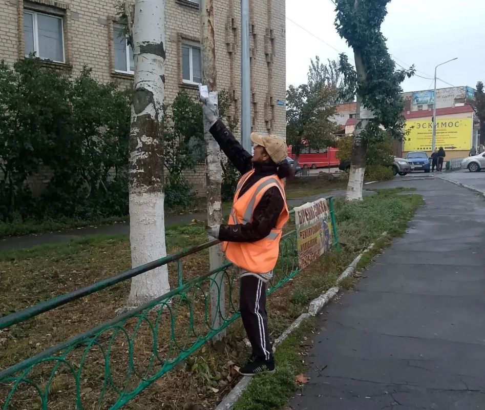 Коммунальщики Снежного продолжают благоустраивать территории общего пользования Коммунальщики Снежного продолжают благоустраивать территории общего пользования