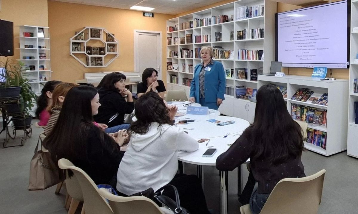 Первая встреча в женском клубе «Круг» по Программе "Нейровстряска" прошла на базе Центральной городской библиотеки Шахтерского муниципального округа Первая встреча в женском клубе «Круг» по Программе "Нейровстряска" прошла на базе Центральной городской библиотеки Шахтерского муниципального округа