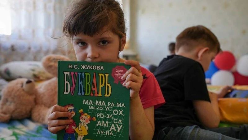 Детей выводили в касках, надвинутых на глаза: жители Ясиноватой помогают беженцам из Алексеевки