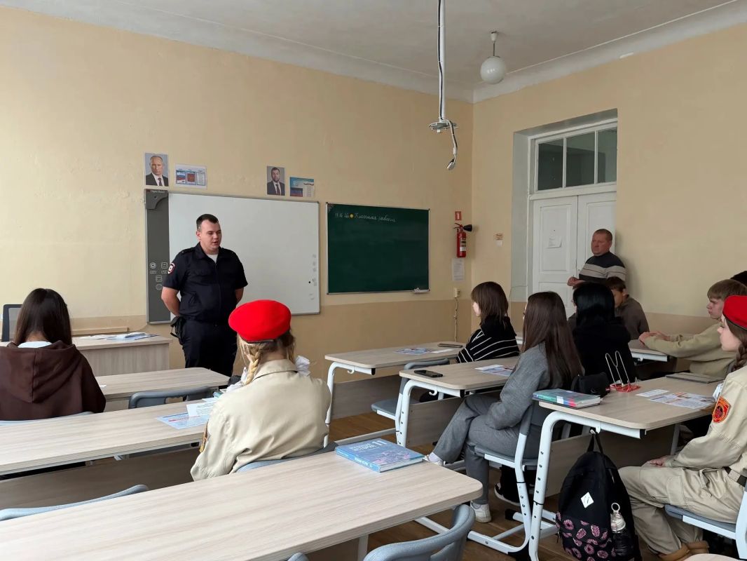 В ГБОУ « Успенская школа Амвросиевского м.о.» для старшеклассников Инструктор ПДН ОУУП и ПДН ОМВД России «Амвросиевский» Белоусов Илья Федорович, провел профилактическую лекцию «Осторожно, мошенники!»