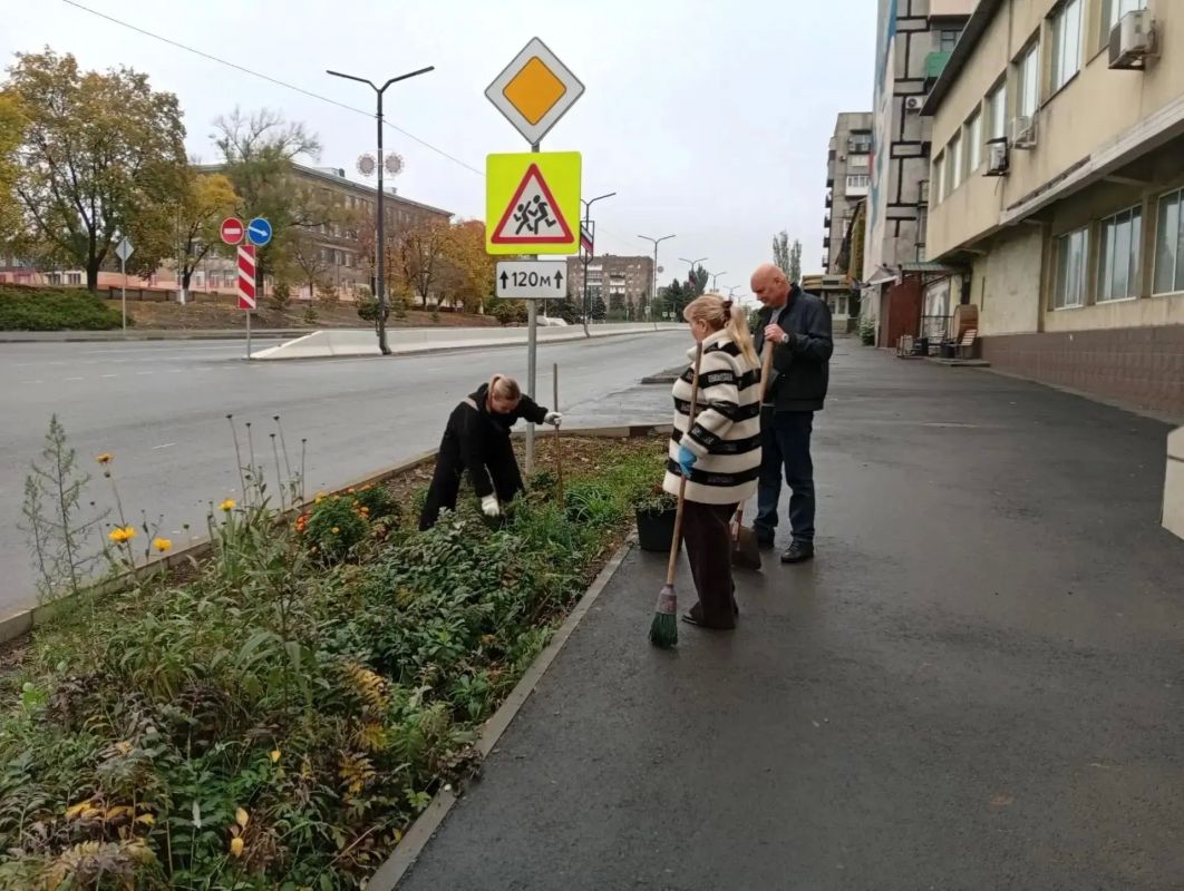 Сотрудники Енакиевского центра занятости приняли участие в субботнике Сотрудники Енакиевского центра занятости приняли участие в субботнике