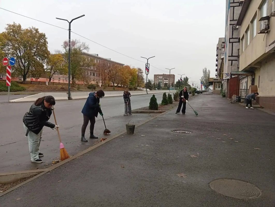 Сотрудники Енакиевского центра занятости приняли участие в субботнике
