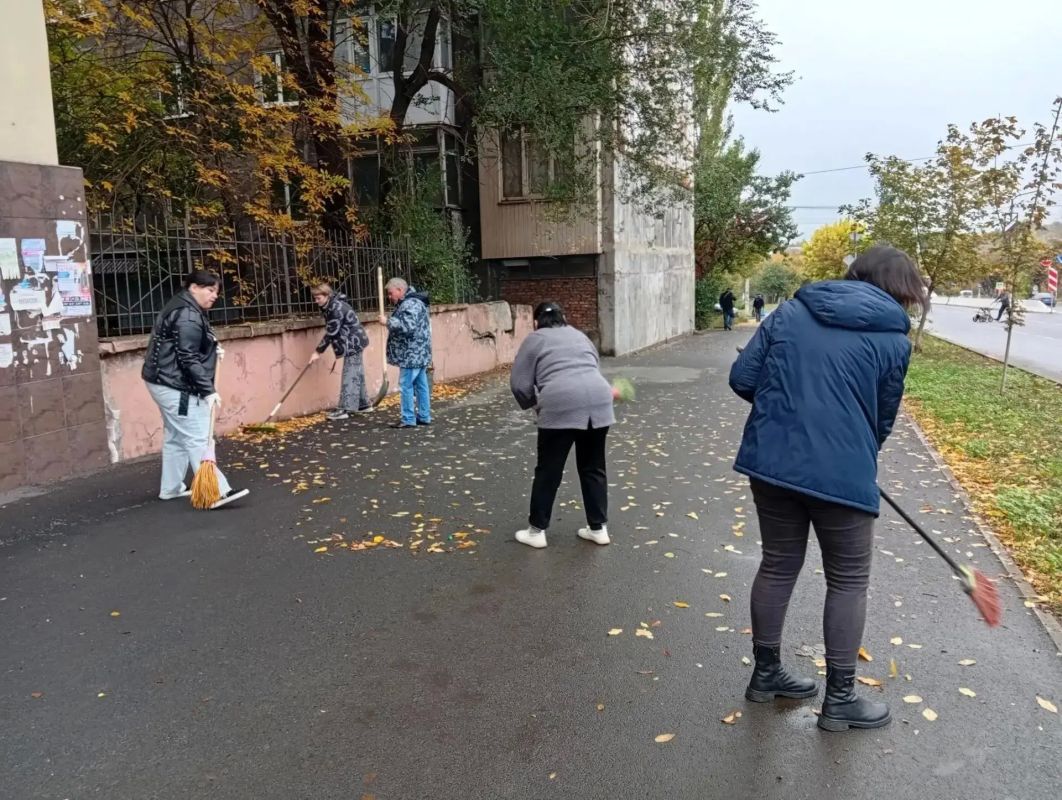 Сотрудники Енакиевского центра занятости приняли участие в субботнике Сотрудники Енакиевского центра занятости приняли участие в субботнике