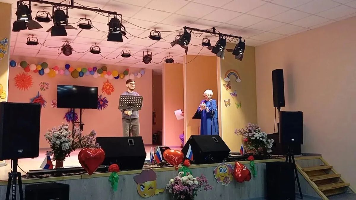 «Автоклуб» подарил жителям Портовского осеннее настроение Передвижной многофункциональный культурный центр «Автоклуб» продолжает свою работу в Мангушском муниципальном округе и радует жителей выездными концертами «Автоклуб» подарил жителям Портовского осеннее настроение Передвижной многофункциональный культурный центр «Автоклуб» продолжает свою работу в Мангушском муниципальном округе и радует жителей выездными концертами