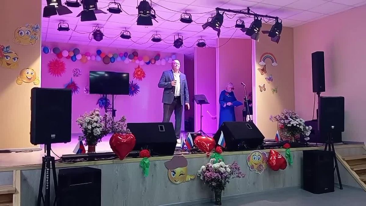 «Автоклуб» подарил жителям Портовского осеннее настроение Передвижной многофункциональный культурный центр «Автоклуб» продолжает свою работу в Мангушском муниципальном округе и радует жителей выездными концертами