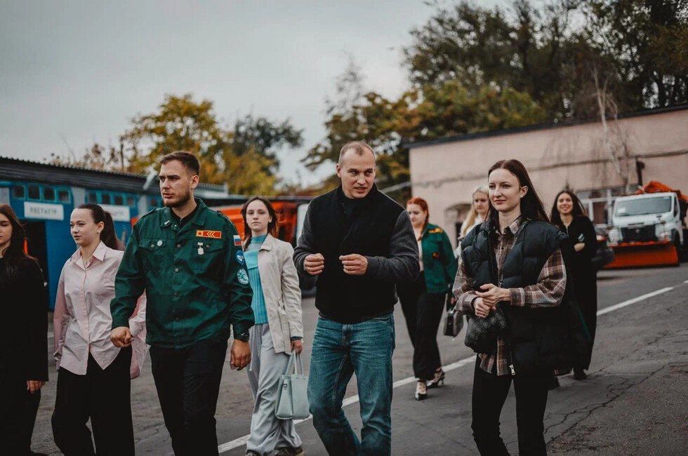 Студотряды ДНР познакомились с работой дорожников Донбасса