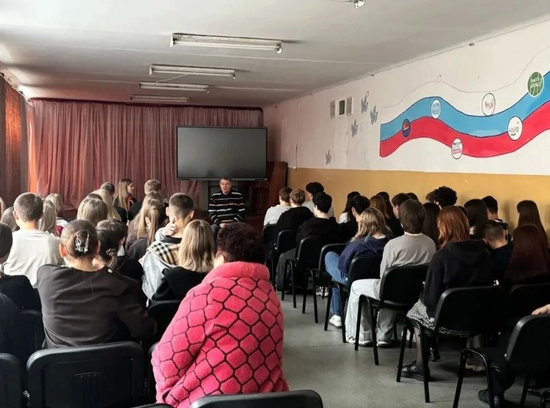 В рамках федерального проекта «ГосСтарт.Диалог» в Амвросиевской школе № 6 прошла встреча молодежного актива с депутатом Амвросиевского муниципального совета Юрием Толок
