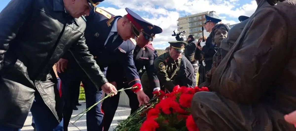 Начальник УМВД России по Сахалинской области полковник полиции Владимир Арбузов принял участие в торжественной церемонии открытия памятника Феликсу Дзержинскому Начальник УМВД России по Сахалинской области полковник полиции Владимир Арбузов принял участие в торжественной церемонии открытия памятника Феликсу Дзержинскому