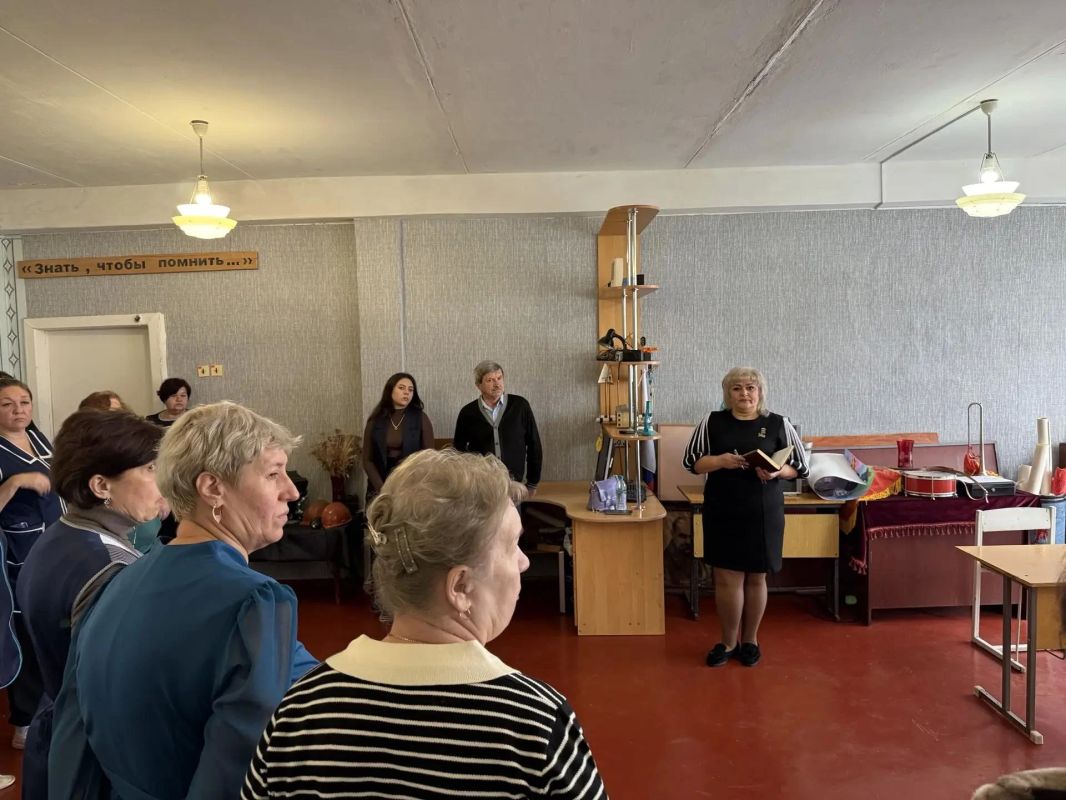 Сегодня, 19 октября, в Советском внутригородском районе депутат Макеевского городского совета первого созыва Оксана Бевцык провела встречу с жителями в помещении Средней школы № 72 Сегодня, 19 октября, в Советском внутригородском районе депутат Макеевского городского совета первого созыва Оксана Бевцык провела встречу с жителями в помещении Средней школы № 72