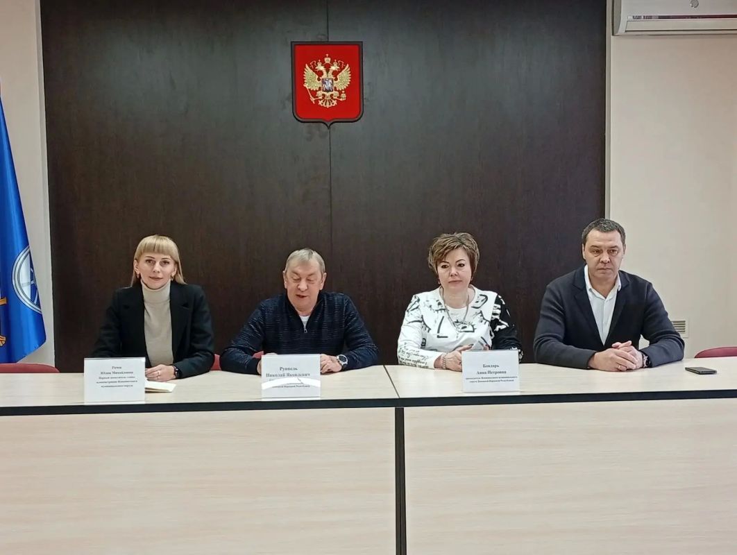 Николай Руппель: Провел очередное аппаратное совещание, которое сегодня прошло при участии заместителя министра строительства и ЖКХ Челябинской области Сергея Зырянова