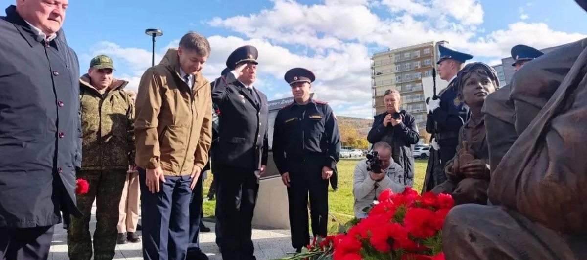 Начальник УМВД России по Сахалинской области полковник полиции Владимир Арбузов принял участие в торжественной церемонии открытия памятника Феликсу Дзержинскому Начальник УМВД России по Сахалинской области полковник полиции Владимир Арбузов принял участие в торжественной церемонии открытия памятника Феликсу Дзержинскому