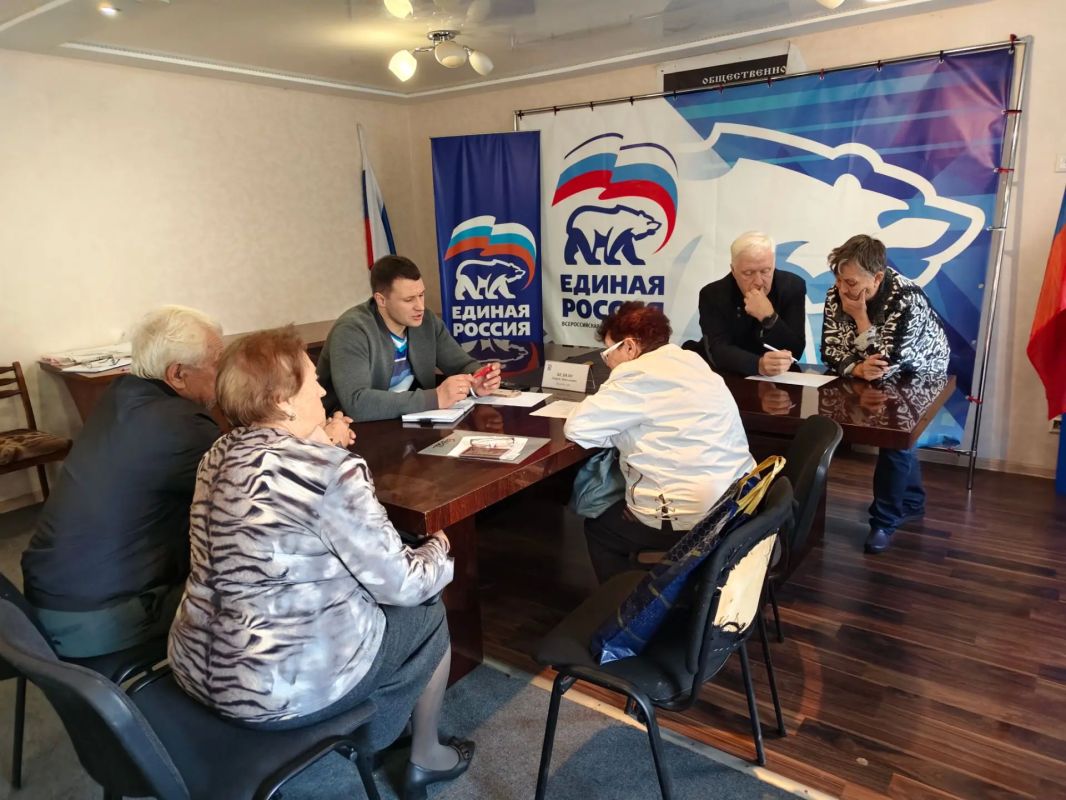 Состоялся прием граждан. Сегодня, 19 октября, в общественной приёмной Партии «Единая Россия» городского округа Торез депутат Народного Совета Донецкой Народной Республики Бедило Андрей Николаевич провел прием граждан