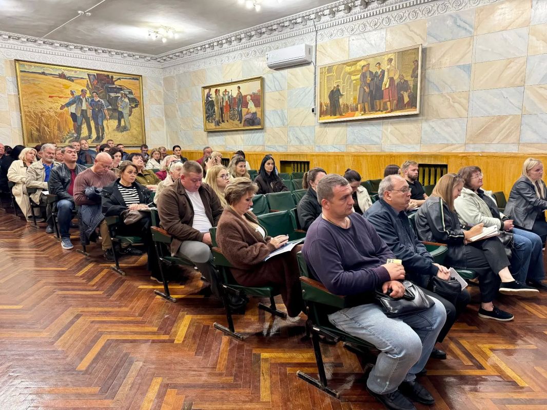 Рабочая неделя в Старобешевском округе началась с постановки стратегических задач Рабочая неделя в Старобешевском округе началась с постановки стратегических задач