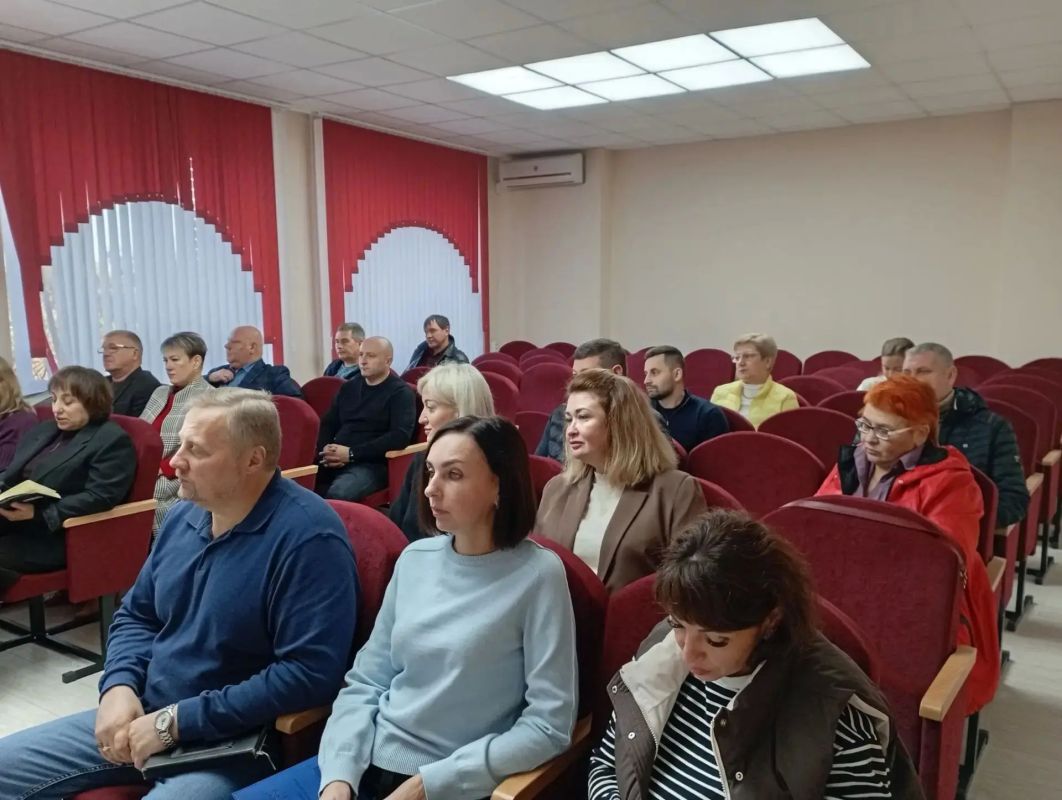 Николай Руппель: Провел очередное аппаратное совещание, которое сегодня прошло при участии заместителя министра строительства и ЖКХ Челябинской области Сергея Зырянова Николай Руппель: Провел очередное аппаратное совещание, которое сегодня прошло при участии заместителя министра строительства и ЖКХ Челябинской области Сергея Зырянова