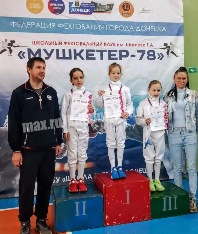 В Донецке завершилось Открытое Первенство городского округа Донецк по фехтованию среди юношей и девушек «Солнечный камень», посвящённое Году единства народов России В Донецке завершилось Открытое Первенство городского округа Донецк по фехтованию среди юношей и девушек «Солнечный камень», посвящённое Году единства народов России