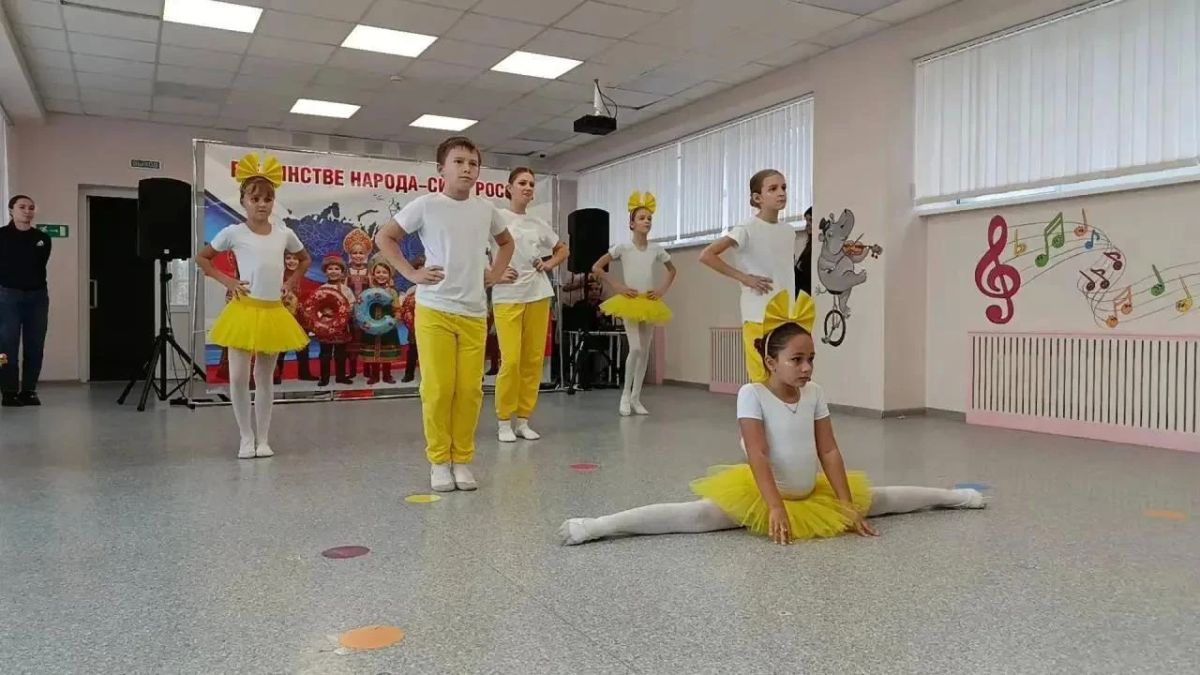 Коллективы ДК «Чайка» порадовали дошколят веселой программой