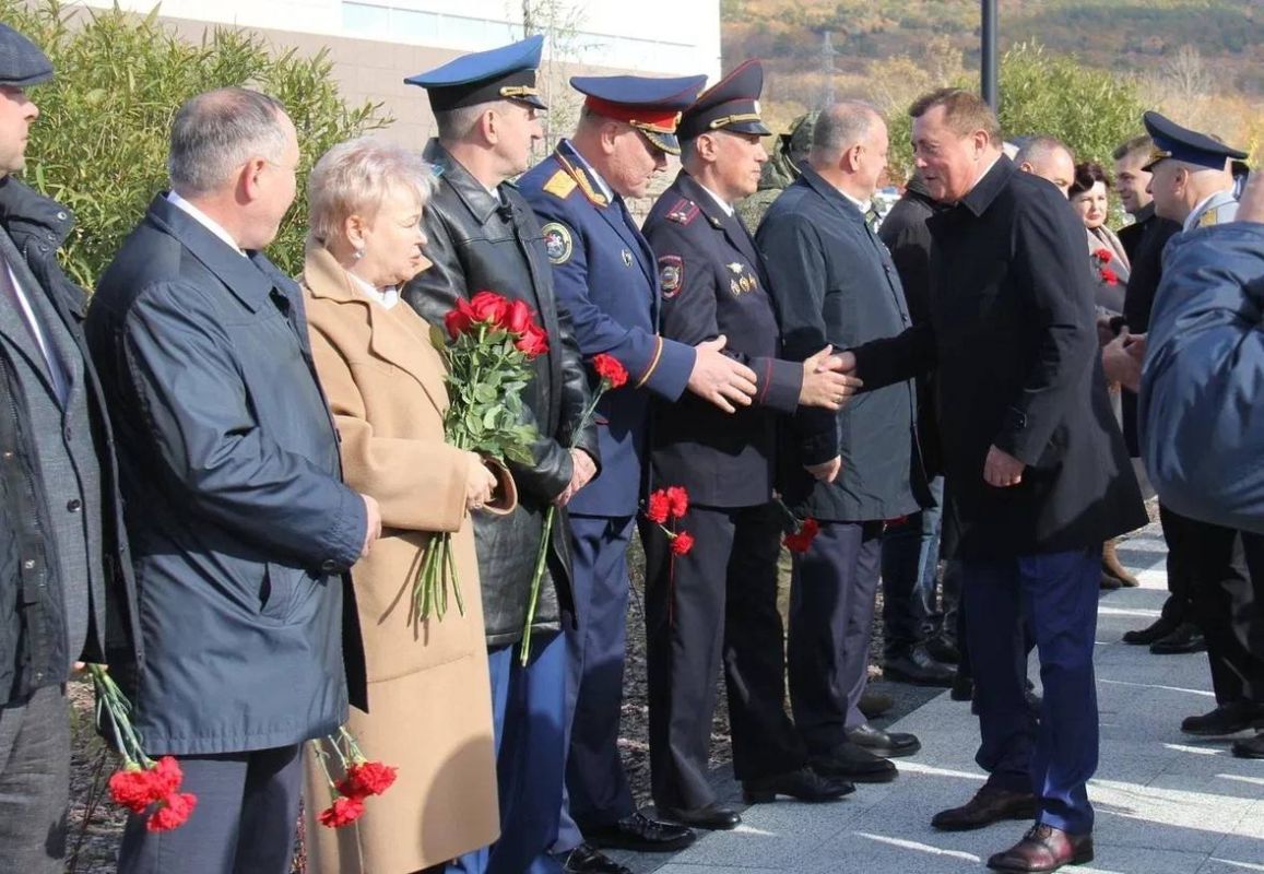 Начальник УМВД России по Сахалинской области полковник полиции Владимир Арбузов принял участие в торжественной церемонии открытия памятника Феликсу Дзержинскому Начальник УМВД России по Сахалинской области полковник полиции Владимир Арбузов принял участие в торжественной церемонии открытия памятника Феликсу Дзержинскому