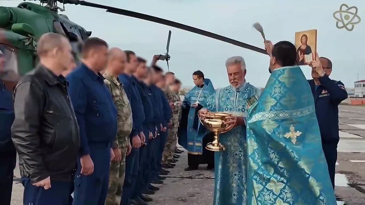В Саратовской области военнослужащие летной эскадрильи Приволжского ордена Жукова округа войск национальной гвардии Российской Федерации совершили воздушный крестный ход