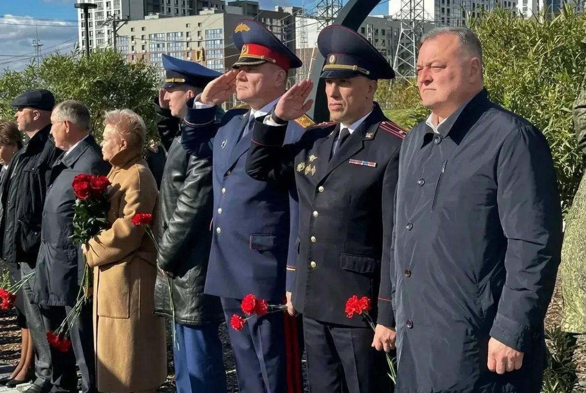 Начальник УМВД России по Сахалинской области полковник полиции Владимир Арбузов принял участие в торжественной церемонии открытия памятника Феликсу Дзержинскому Начальник УМВД России по Сахалинской области полковник полиции Владимир Арбузов принял участие в торжественной церемонии открытия памятника Феликсу Дзержинскому