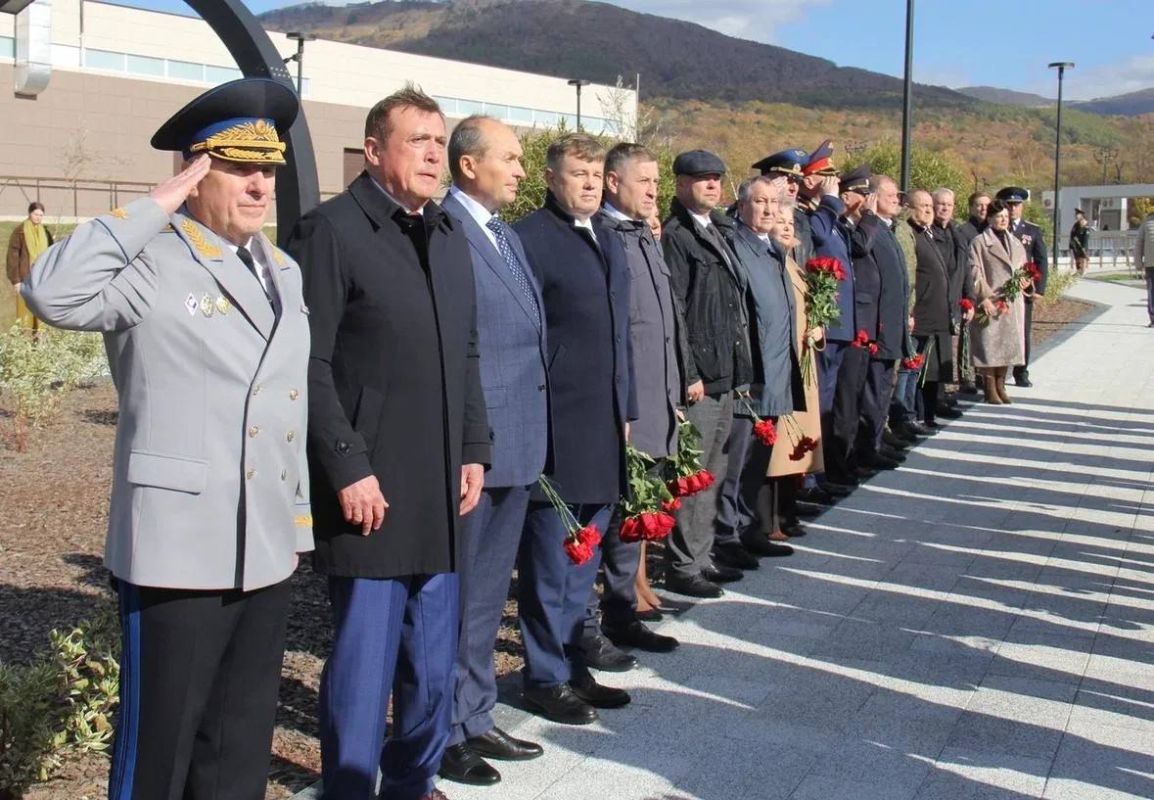 Начальник УМВД России по Сахалинской области полковник полиции Владимир Арбузов принял участие в торжественной церемонии открытия памятника Феликсу Дзержинскому