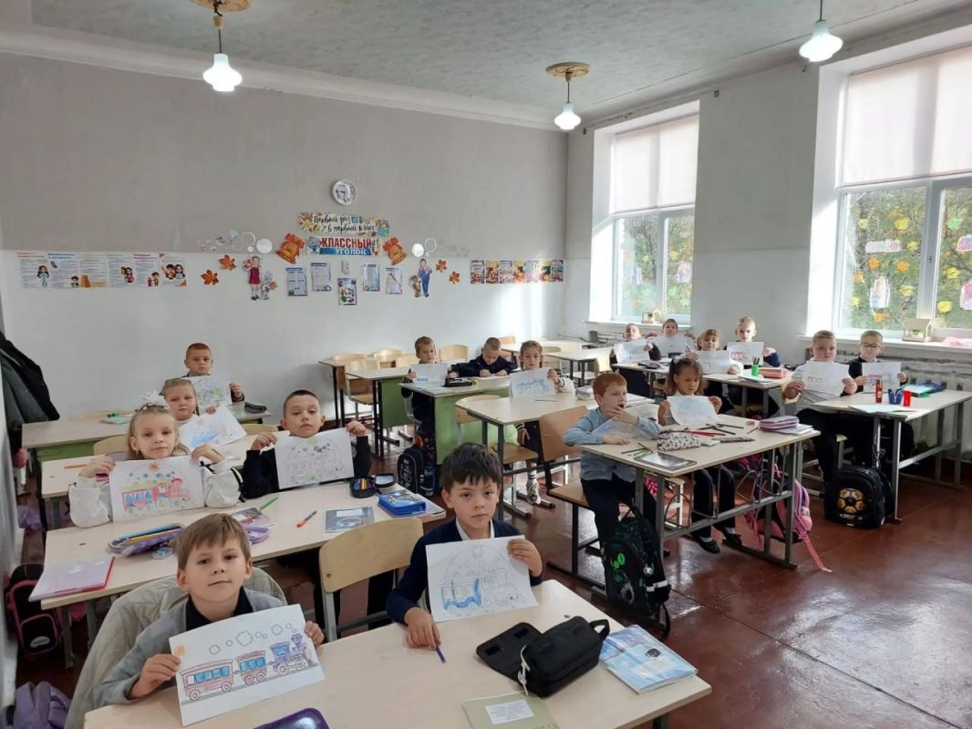 В школах Ждановки вновь прошли «Разговоры о важном» В школах Ждановки вновь прошли «Разговоры о важном»