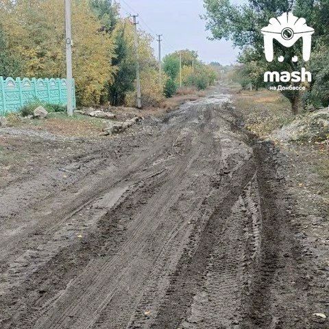 Шоу с исчезновением из Старобешевского округа — грязь дорога на этих фото засыпана асфальтовой крошкой, утверждают чиновники Шоу с исчезновением из Старобешевского округа — грязь дорога на этих фото засыпана асфальтовой крошкой, утверждают чиновники