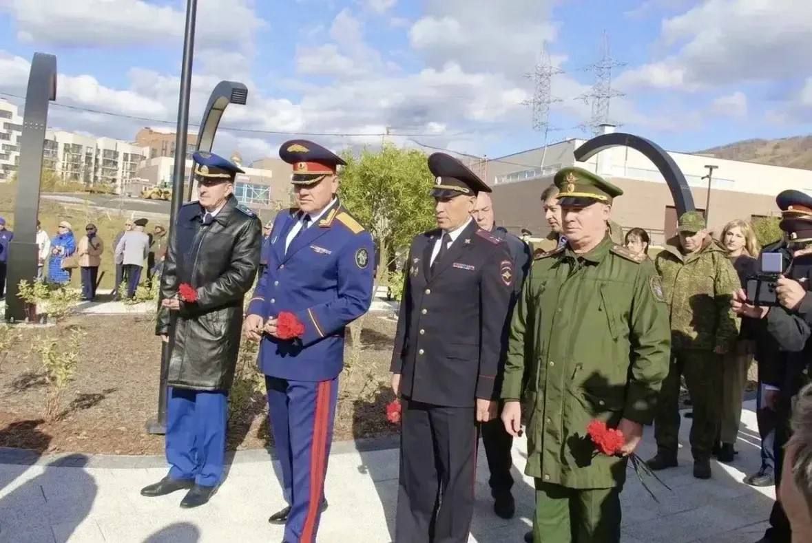 Начальник УМВД России по Сахалинской области полковник полиции Владимир Арбузов принял участие в торжественной церемонии открытия памятника Феликсу Дзержинскому Начальник УМВД России по Сахалинской области полковник полиции Владимир Арбузов принял участие в торжественной церемонии открытия памятника Феликсу Дзержинскому
