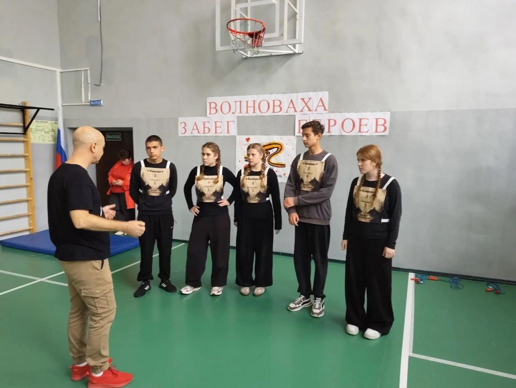 ЗАБЕГ ГЕРОЕВ !!!. 16.10.2026 в ГБОУ' " Волновахская школа 6" состоялось по-настоящему яркое и масштабное событие — долгожданный «ЗАБЕГ ГЕРОЕВ»!!! Главным судьей соревнований выступил представитель регионального штаба РО... ЗАБЕГ ГЕРОЕВ !!!. 16.10.2026 в ГБОУ' " Волновахская школа 6" состоялось по-настоящему яркое и масштабное событие — долгожданный «ЗАБЕГ ГЕРОЕВ»!!! Главным судьей соревнований выступил представитель регионального штаба РО...