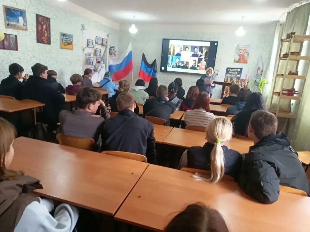 Для учащихся ГБПОУ «Харцызский многопрофильный техникум» библиотекари городской модельной библиотеки провели час краеведения «По страницам истории родного города» Для учащихся ГБПОУ «Харцызский многопрофильный техникум» библиотекари городской модельной библиотеки провели час краеведения «По страницам истории родного города»