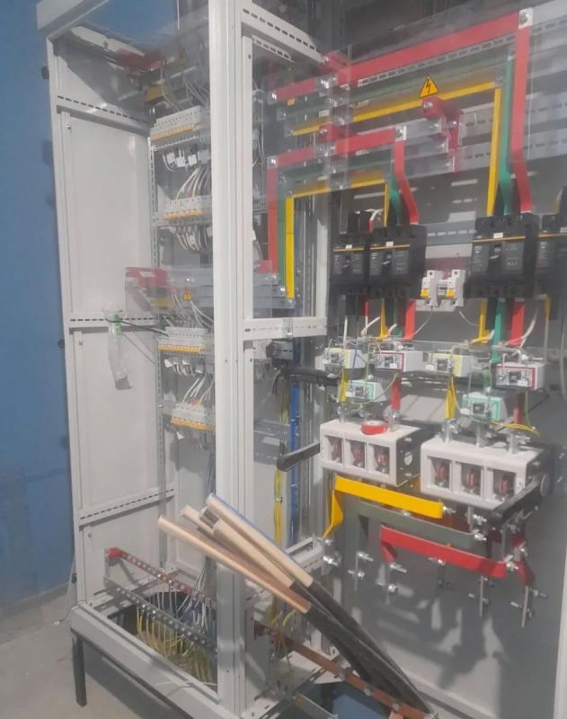 Хабаровчане выполнили монтаж электротехнического оборудования в физкультурно-оздоровительном комплексе Дебальцево