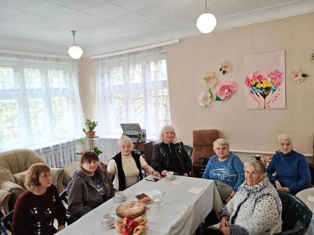 Совместная деятельность как фактор психологического комфорта: в Макеевке прошла встреча с кинопросмотром и кулинарной практикой Совместная деятельность как фактор психологического комфорта: в Макеевке прошла встреча с кинопросмотром и кулинарной практикой