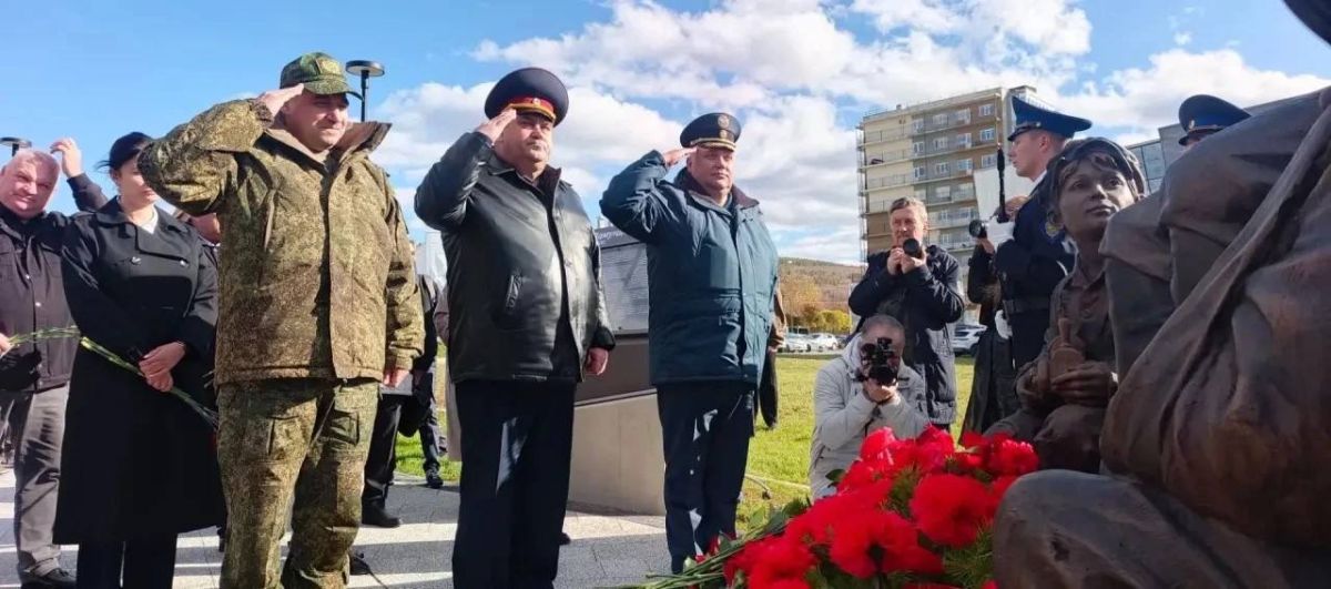 Начальник УМВД России по Сахалинской области полковник полиции Владимир Арбузов принял участие в торжественной церемонии открытия памятника Феликсу Дзержинскому Начальник УМВД России по Сахалинской области полковник полиции Владимир Арбузов принял участие в торжественной церемонии открытия памятника Феликсу Дзержинскому
