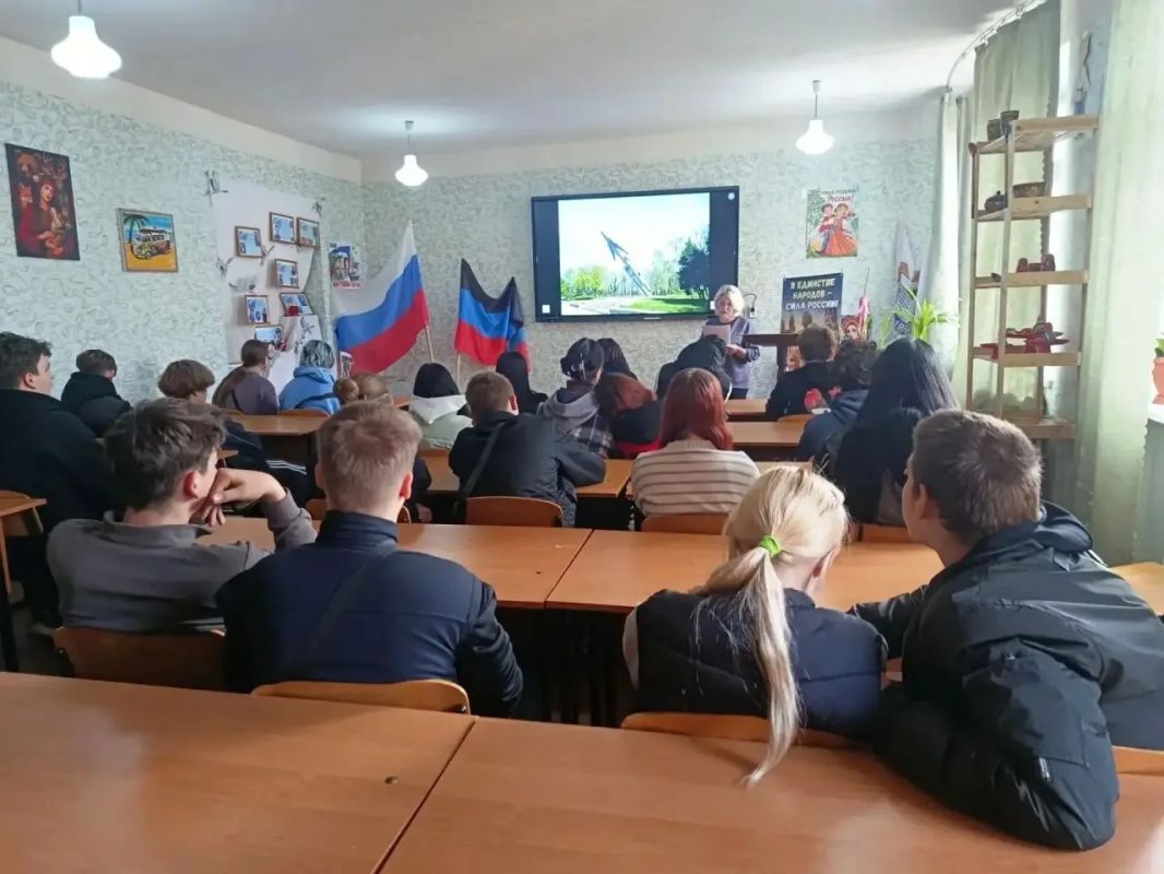 Для учащихся ГБПОУ «Харцызский многопрофильный техникум» библиотекари городской модельной библиотеки провели час краеведения «По страницам истории родного города» Для учащихся ГБПОУ «Харцызский многопрофильный техникум» библиотекари городской модельной библиотеки провели час краеведения «По страницам истории родного города»