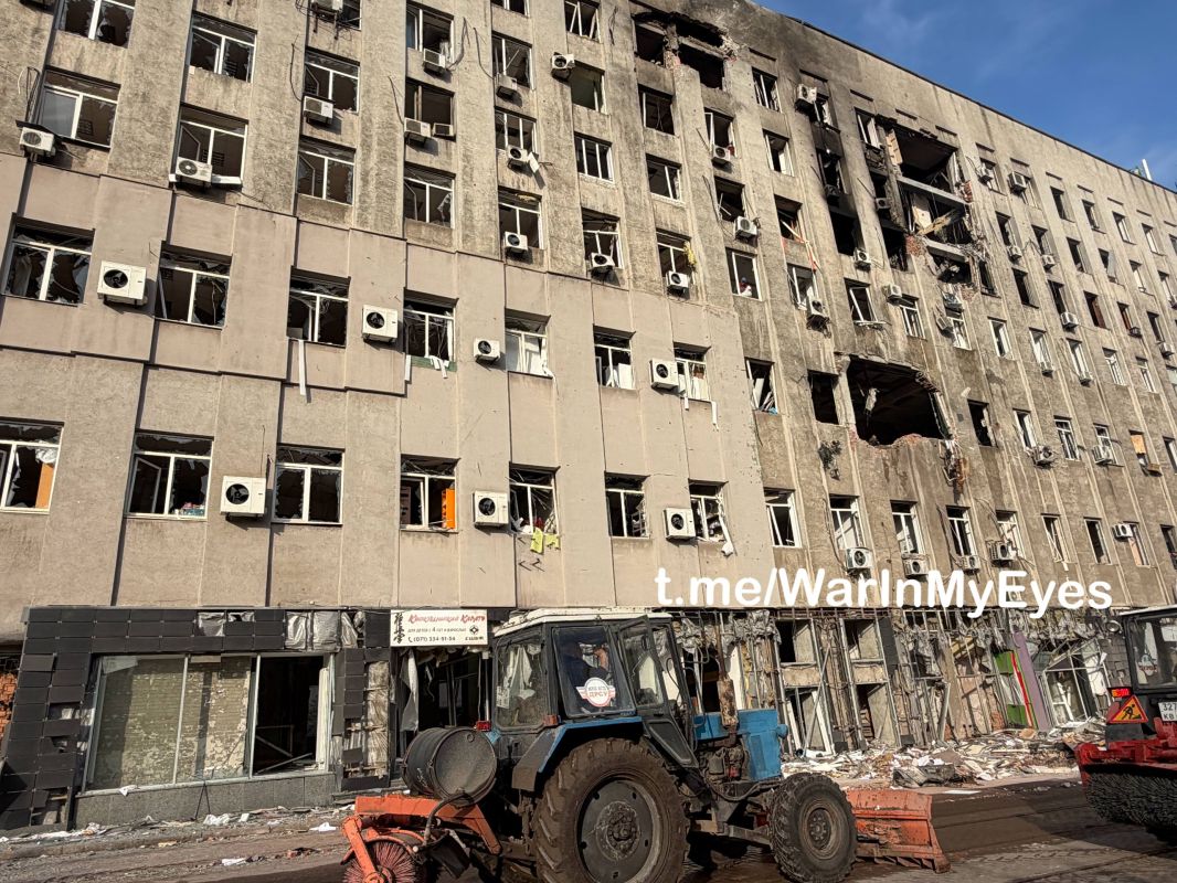 Последствия обстрела Ворошиловского района Донецка сегодня ночью Последствия обстрела Ворошиловского района Донецка сегодня ночью