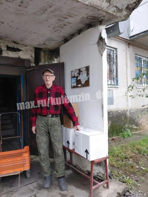 Алексей Кулемзин: В рамках оказания поддержки населению г. Красногоровка сотрудники администрации г. о. Донецк организовали доставку и выдачу гуманитарной помощи, включающей в себя продуктовые наборы и питьевую воду Алексей Кулемзин: В рамках оказания поддержки населению г. Красногоровка сотрудники администрации г. о. Донецк организовали доставку и выдачу гуманитарной помощи, включающей в себя продуктовые наборы и питьевую воду