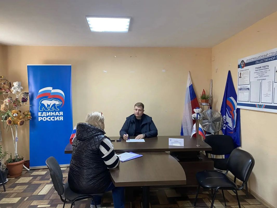 Сегодня на площадке общественной приемной «Единой России» в Ясиноватой очередной личный прием провел заместитель главы администрации округа Александр Сергеев