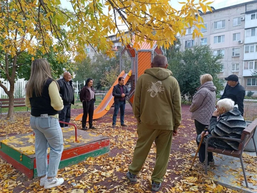 Заместитель главы администрации Шахтерского муниципального округа встретился с жителями города Ждановка
