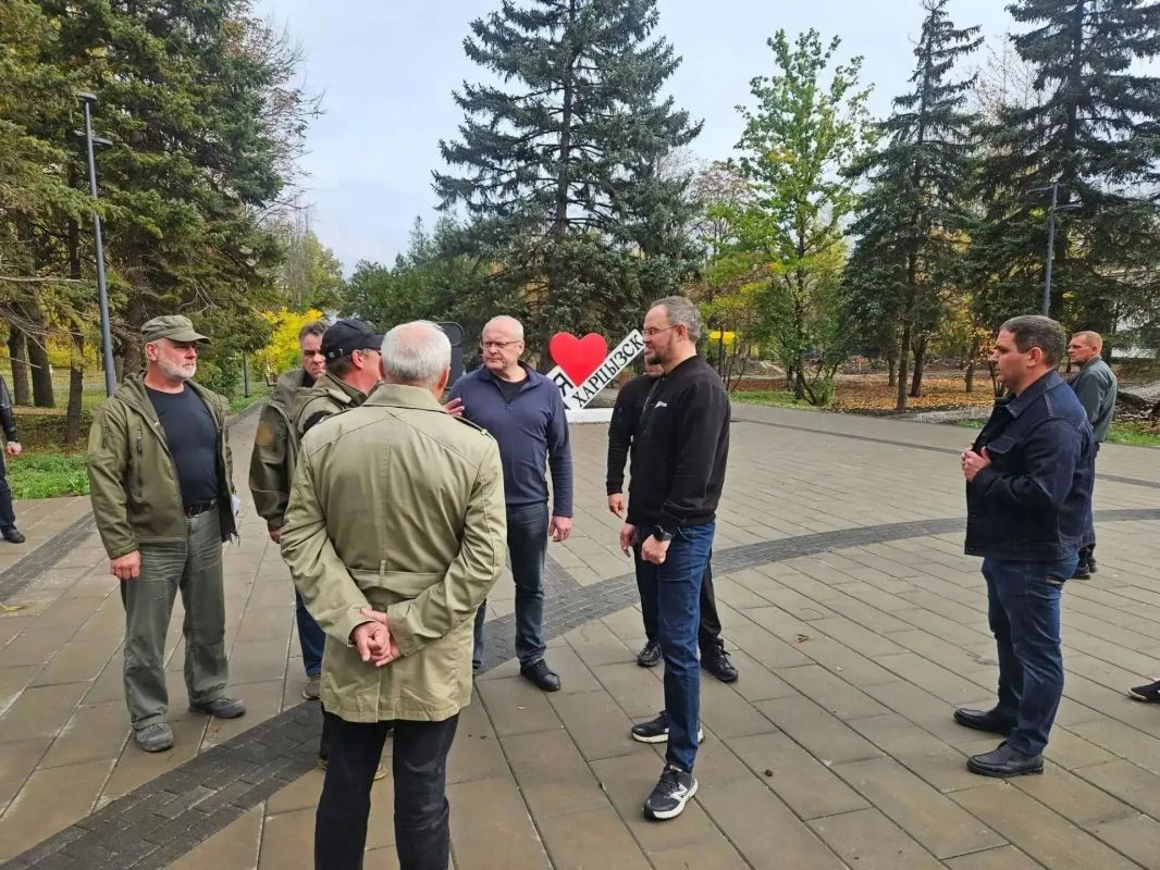 Представители Нижегородской области замгубернатора Сергей Морозов и зампред правительства региона Анатолий Молев проинспектировали ход восстановительных работ в подшефных городах - Харцызске и Иловайске