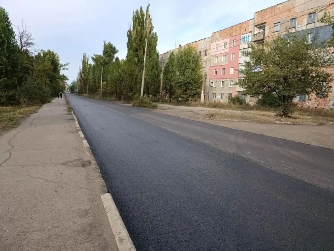 Город приобретает современный облик: в Снежном обновляют общественные пространства и дороги Город приобретает современный облик: в Снежном обновляют общественные пространства и дороги