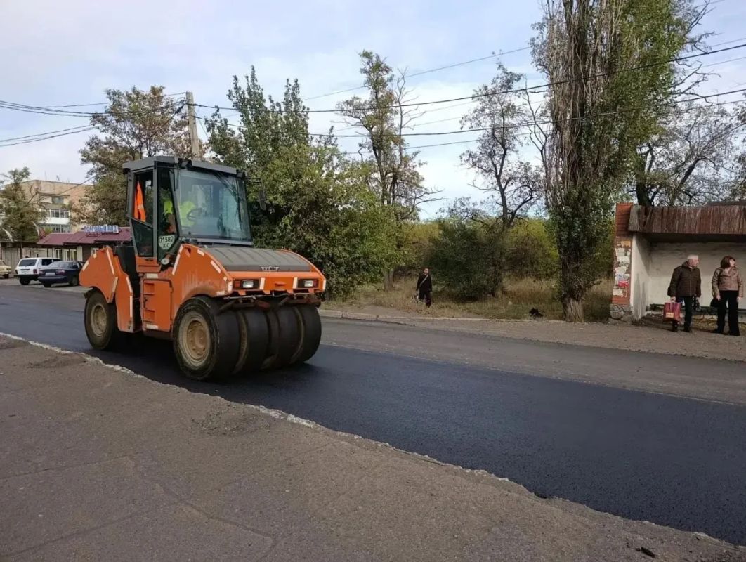 Город приобретает современный облик: в Снежном обновляют общественные пространства и дороги Город приобретает современный облик: в Снежном обновляют общественные пространства и дороги