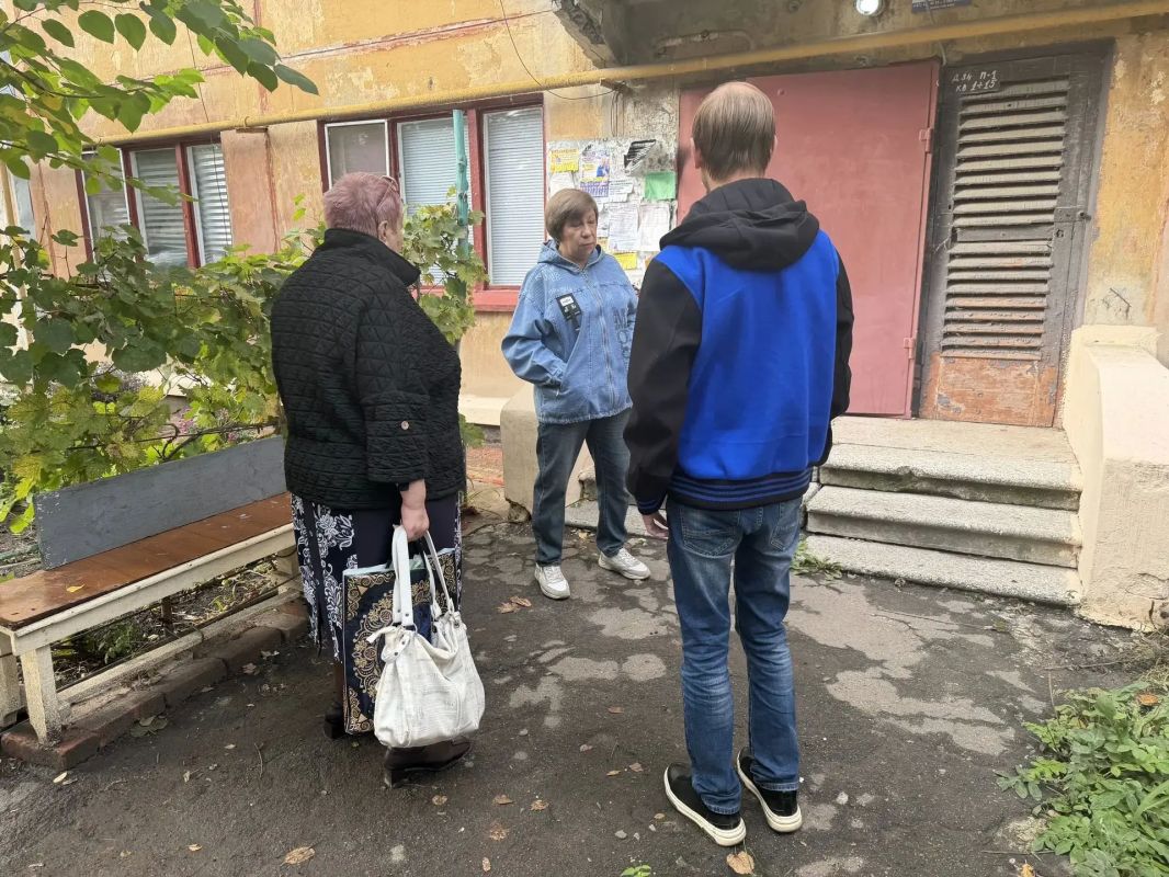 По поручению Главы ДНР Дениса Пушилина, 20 октября, спикер-активист, председатель ТОС «Ясиновец» Валентина Карпова провела встречу с жителями Кировского района на подведомственной территории по адресу: квартал «Химик», 31