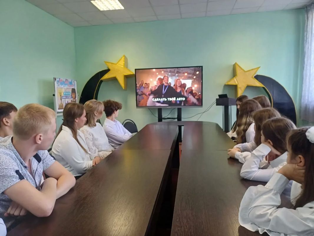 В ГБОУ «Школа № 3 г.о. Дебальцево» состоялась встреча с обучающимися, на которой заведующий сектором по вопросам молодёжной политики Татьяна Александровна Башкирова рассказала ребятам о форумах Росмолодёжи В ГБОУ «Школа № 3 г.о. Дебальцево» состоялась встреча с обучающимися, на которой заведующий сектором по вопросам молодёжной политики Татьяна Александровна Башкирова рассказала ребятам о форумах Росмолодёжи