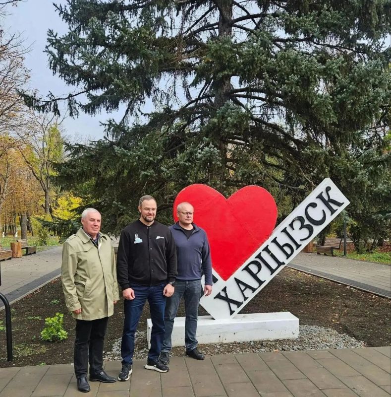Представители Нижегородской области замгубернатора Сергей Морозов и зампред правительства региона Анатолий Молев проинспектировали ход восстановительных работ в подшефных городах - Харцызске и Иловайске, сообщил... Представители Нижегородской области замгубернатора Сергей Морозов и зампред правительства региона Анатолий Молев проинспектировали ход восстановительных работ в подшефных городах - Харцызске и Иловайске, сообщил...