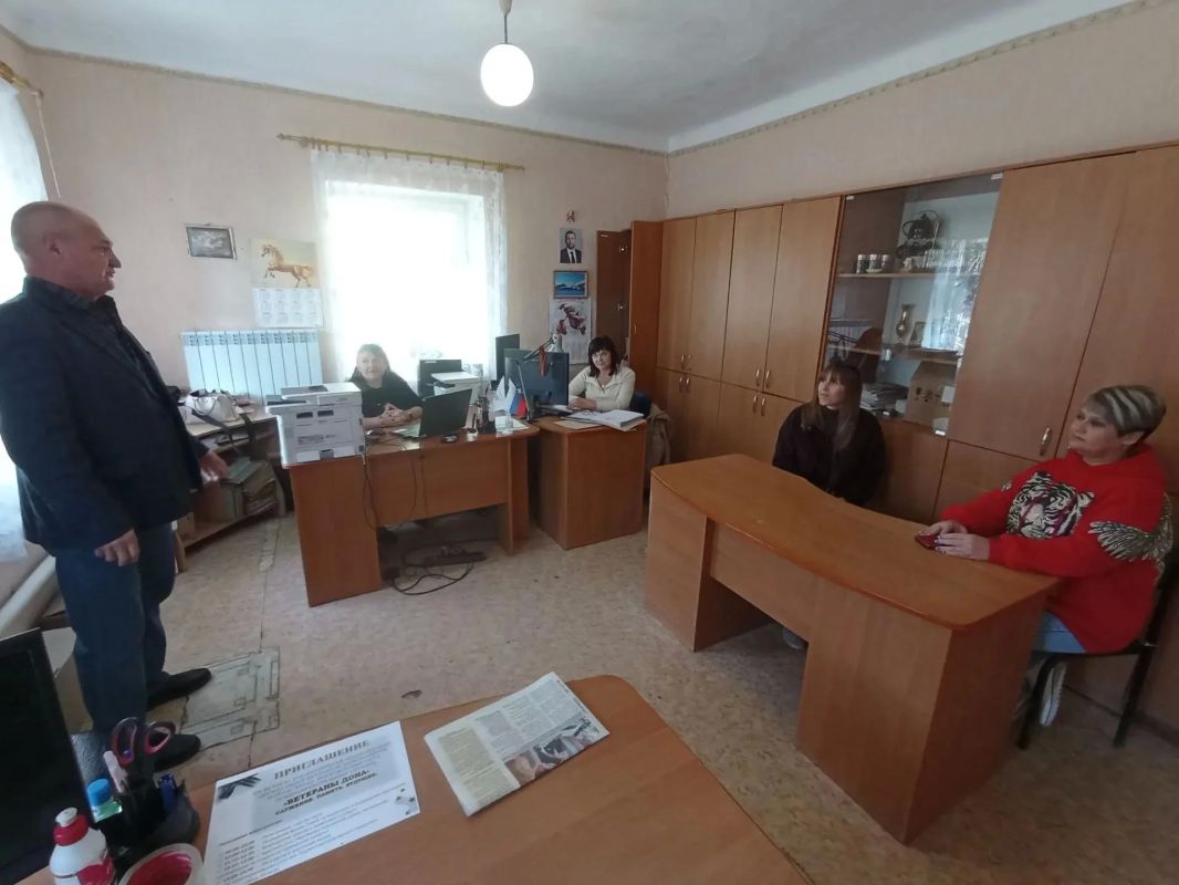 Депутат Амвросиевского муниципального совета Михаил Богомолец провел встречу с сотрудниками Успенского территориального отдела