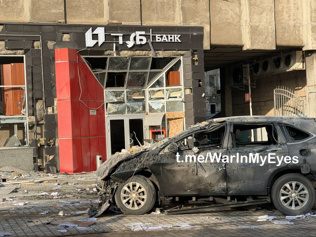 Последствия обстрела Ворошиловского района Донецка сегодня ночью Последствия обстрела Ворошиловского района Донецка сегодня ночью