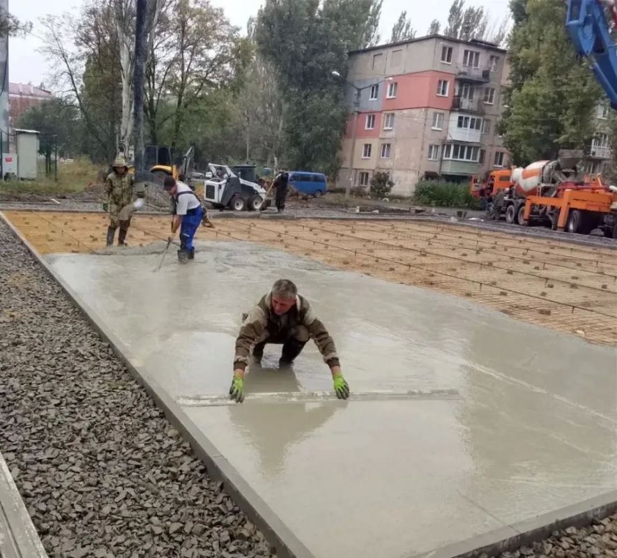 Евгений Поплавский: В Харцызске продолжается строительство адаптивной спортивной площадки
