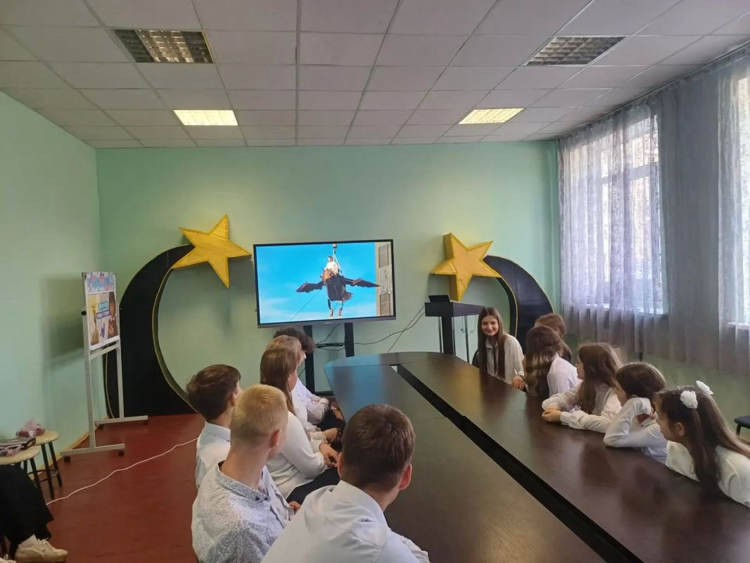 В ГБОУ «Школа № 3 г.о. Дебальцево» состоялась встреча с обучающимися, на которой заведующий сектором по вопросам молодёжной политики Татьяна Александровна Башкирова рассказала ребятам о форумах Росмолодёжи