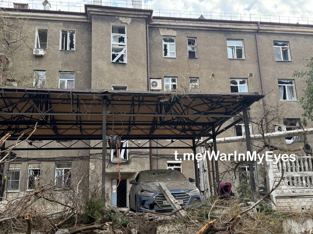 Последствия обстрела Ворошиловского района Донецка сегодня ночью Последствия обстрела Ворошиловского района Донецка сегодня ночью